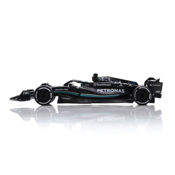 Mercedes AMG Petronas F1 n.º 63 de George Russell, modelo Spark a escala 1:64 - Imagen 3